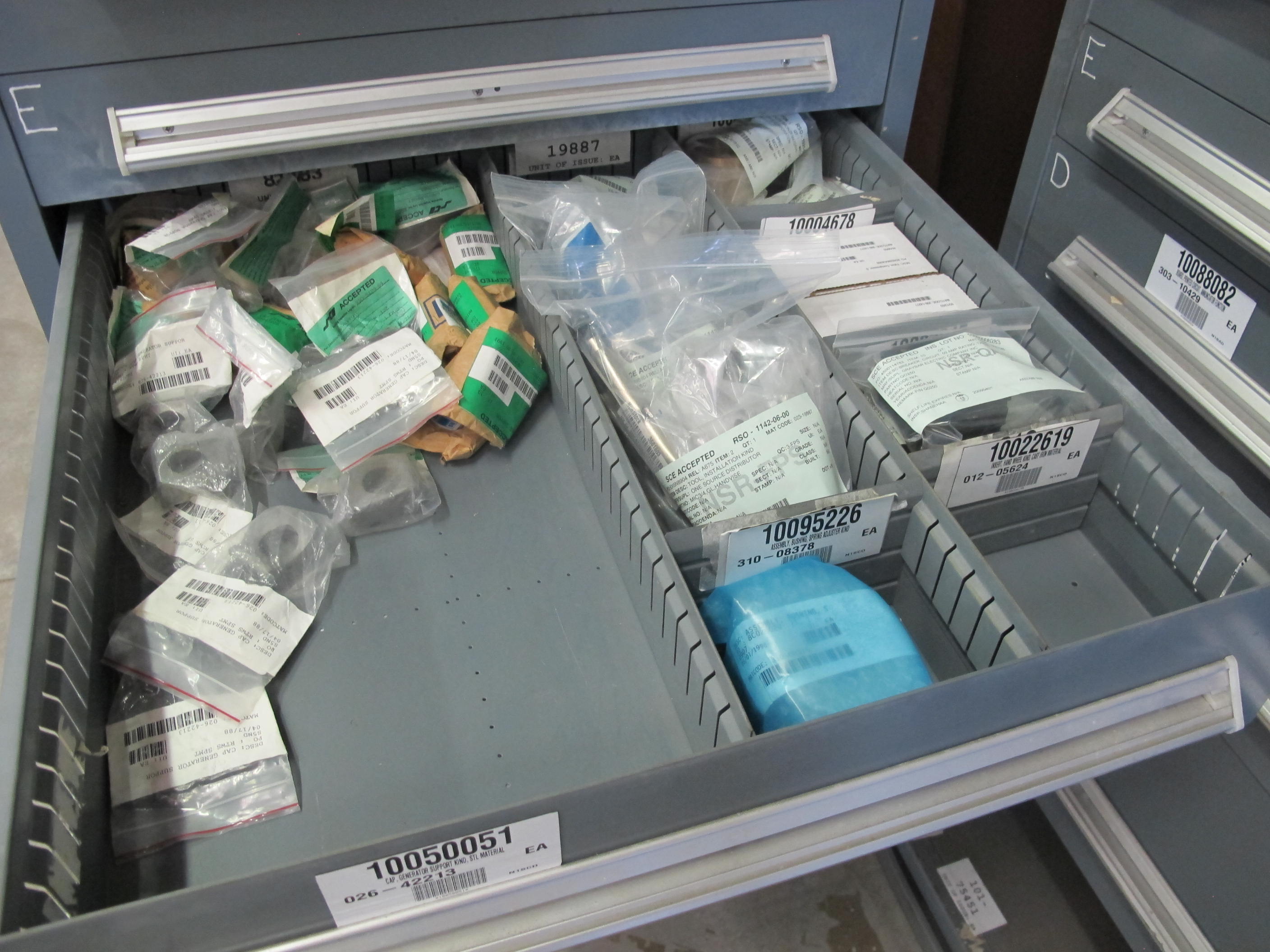 STANLEY VIDMAR HEAVY DUTY 5-DRAWER PARTS CABINET W/ CONTENTS (W-44) LOADING & HANDLING FEE $25-